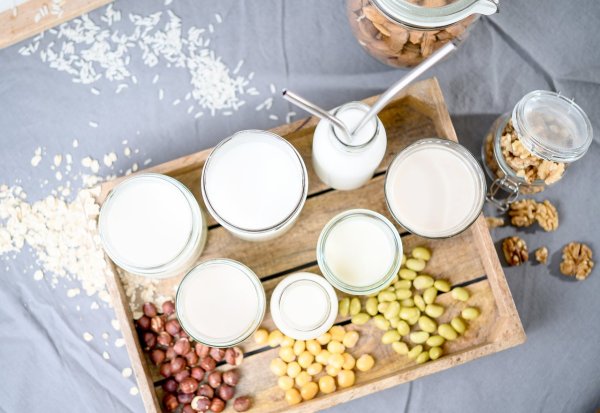 Which plant milk is the best choice when you don’t drink milk? Soy milk vs almond milk nutritional advantages and shortages