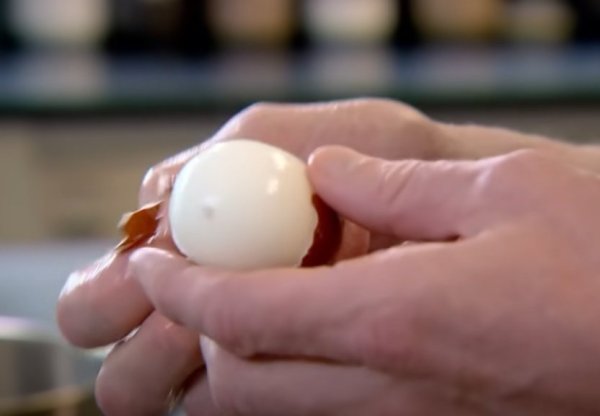 There are skills for boiled egg shells. The famous chef provides one trick: the whole egg shell is covered with no slightest