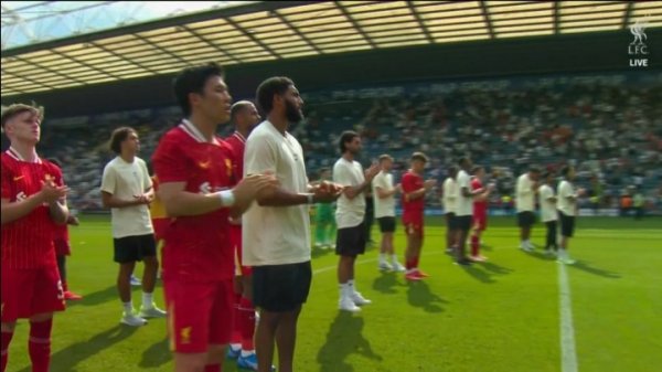 Forever No. 20 Ruta! Liverpool fans held up Jota s poster after the game and sang loudly to mourn Jota