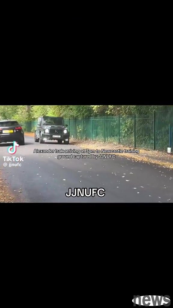 Everyone shouted and beat him 😨 A group of young Newcastle fans chased Isaac and scolded, 