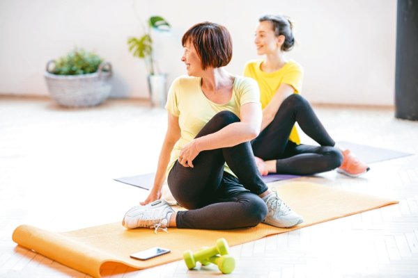 Let mother start to exercise, it is most useful to win the team together
