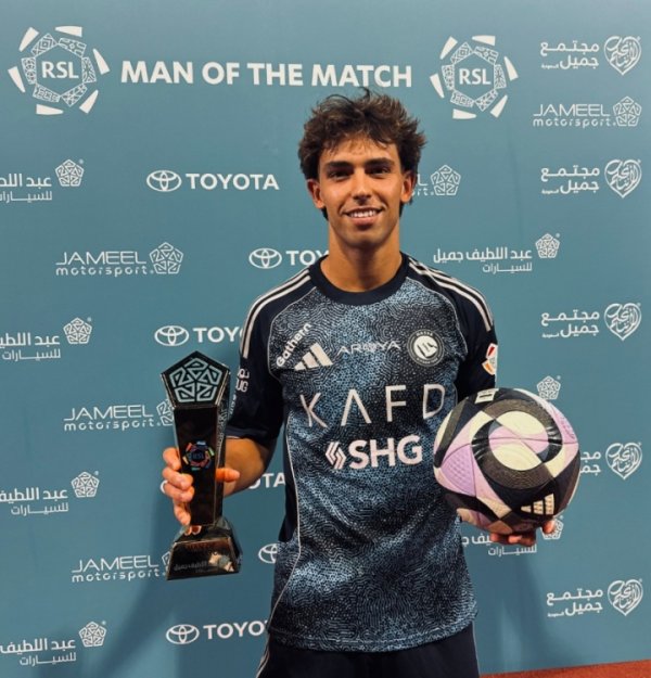 Use money to do business! 25-year-old Felix travels to Saudi Arabia, with an annual salary of 10 million and wearing a hat + 3 key passes