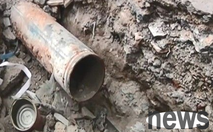 Fortunately, the rescue plan was a great success! The cat is trapped in the deep pipe and is lucky to be rescued by passers-by