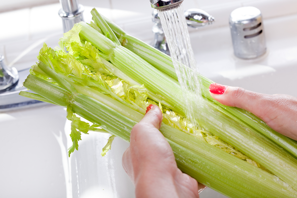 How to clean fruits and vegetables to reduce the retention of agricultural medicine? Experts teach you 6 basic methods