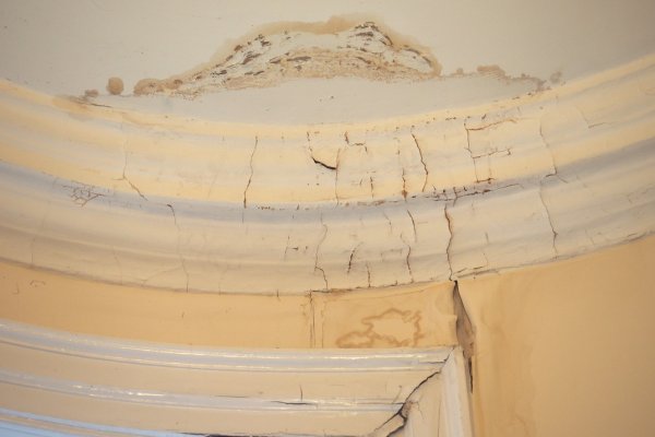 There is water on the ceiling and don t immediately paint. Experts can correct the treatment steps to avoid maliciousness.
