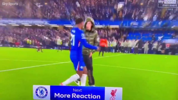 The injury worsened 😅Hato celebrated the flying collision with Palmer after the game. Fans: He will be injured for an extra month