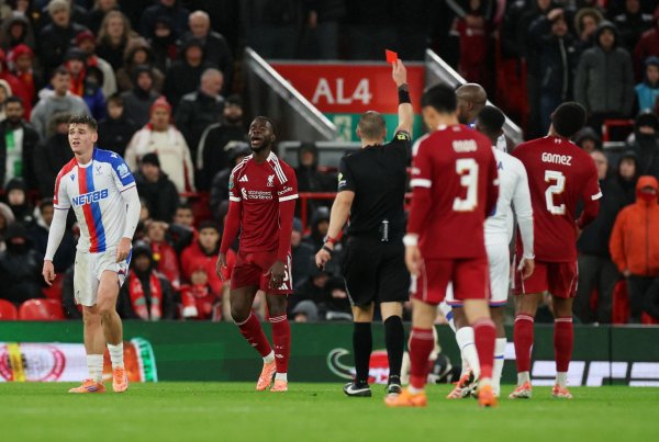 The first team s 2 substitute appearances averaged red! The 18-year-old central defender Nalo played only 16 minutes for Liverpool.