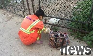 The cutest female sanitation worker feeds stray cats on the roadside, causing netizens to go crazy