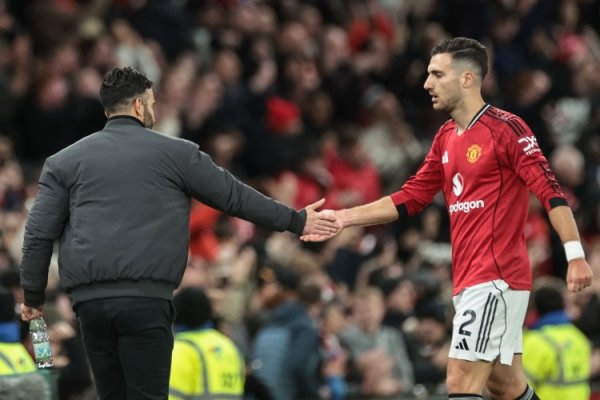 Former Manchester United player: Dalot is poor in offense and defense and only high-fives his teammates. Ugarte should always be a substitute.